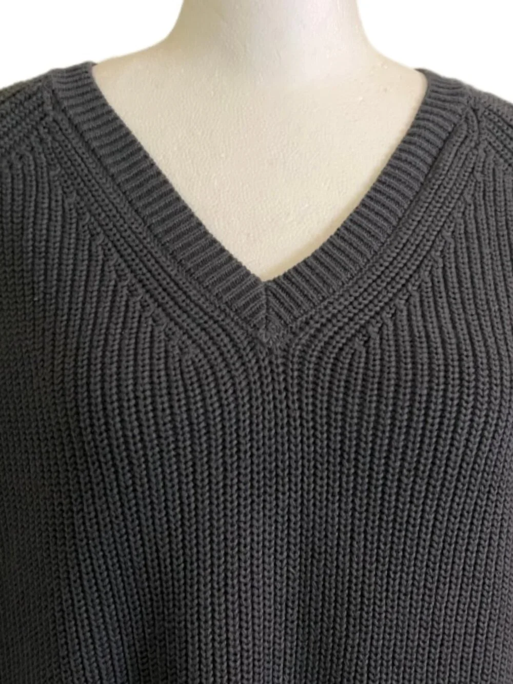 Michael Kors (MK) Metric Knits V-Neck Pullover Sweater Charcoal Gray Size L NWT